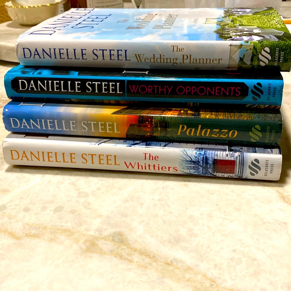 Danielle Steel hardback books. Set of 4